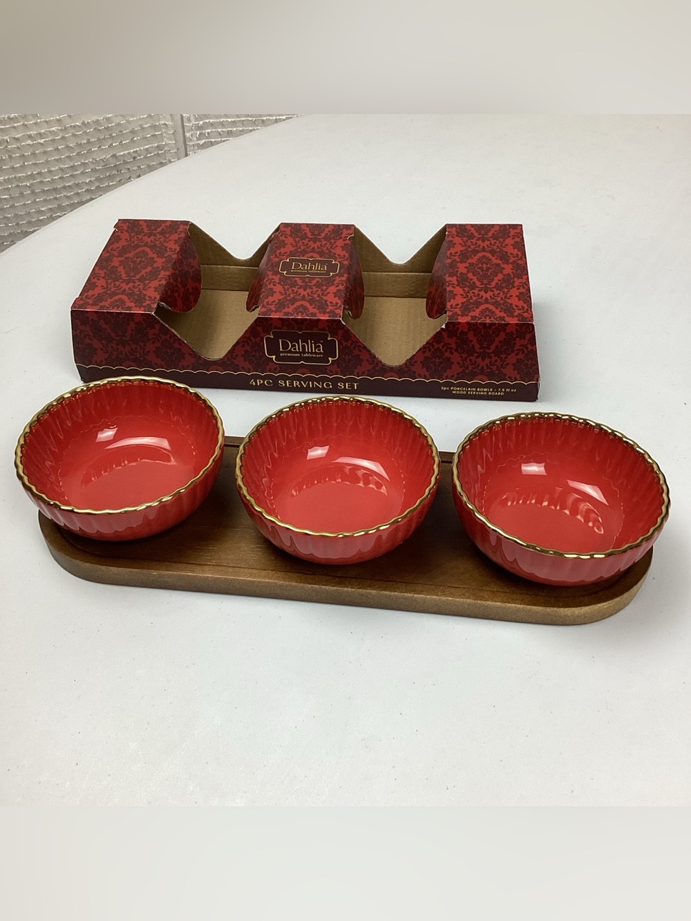 Dahlia 4 Piece Serving 3 Red Gold Rim Bowls Wood Tray Gift New In Box